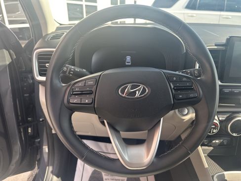 Used 2025 Hyundai Venue SEL FWD image 10