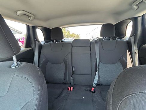 Used 2019 Jeep Cherokee Latitude w/ Popular Appearance Group AWD/4WD image 18