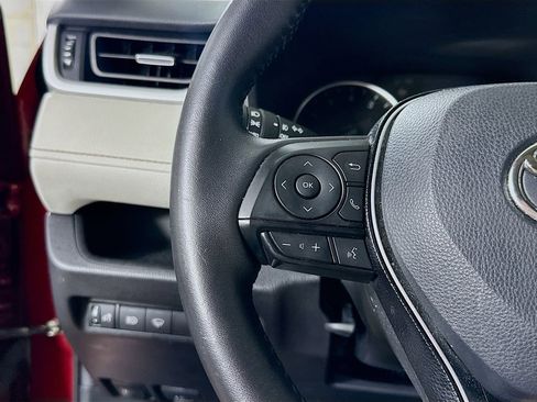 Used 2021 Toyota RAV4 XLE Premium image 18