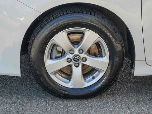 Used 2020 Toyota Sienna L image 10