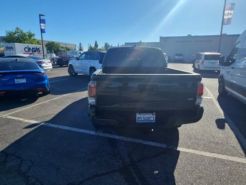 Used 2021 Toyota Tacoma TRD Sport w/ Technology Package image 7