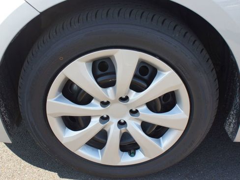 Used 2022 Toyota Corolla LE image 23