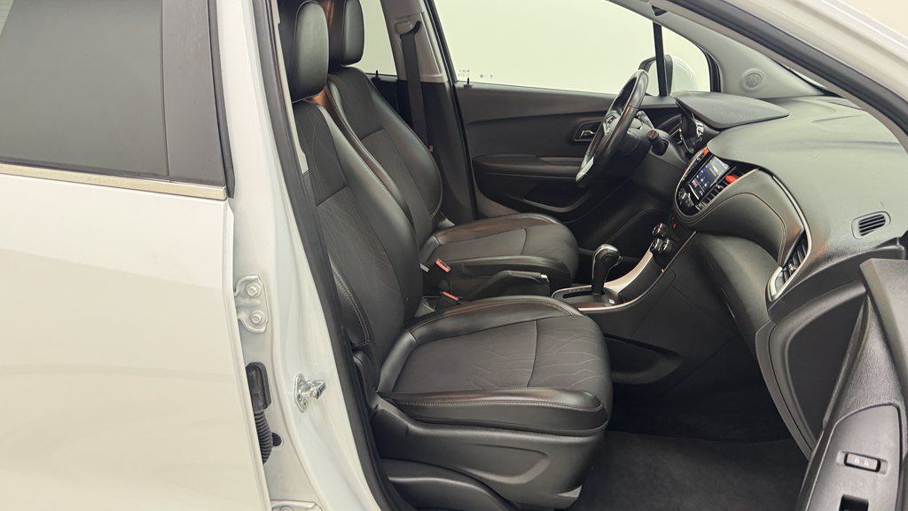 Used 2020 Chevrolet Trax LT w/ LT Convenience Package FWD image 27