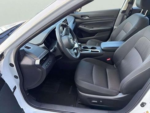 Used 2025 Nissan Altima 2.5 SV FWD image 10