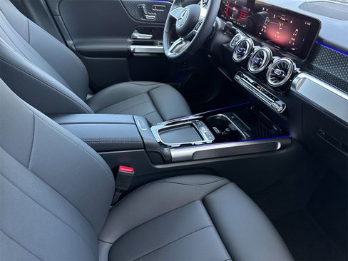 New 2025 Mercedes-Benz GLB 250 4MATIC image 17