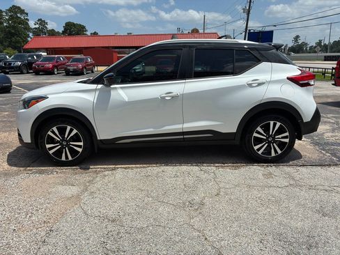 Used 2019 Nissan Kicks SR w/ SR Premium Package FWD image 3