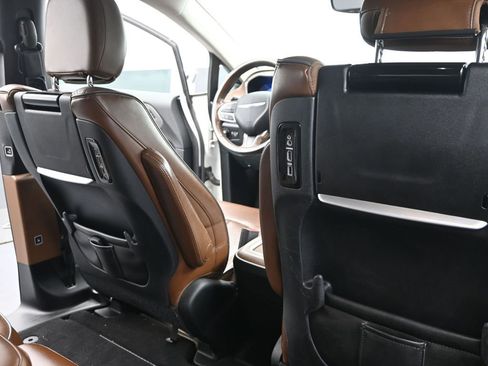 Used 2017 Chrysler Pacifica Limited FWD image 29