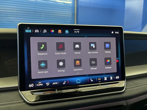 Certified 2025 Volkswagen Tiguan SE w/ Panoramic Sunroof Package AWD/4WD image 19