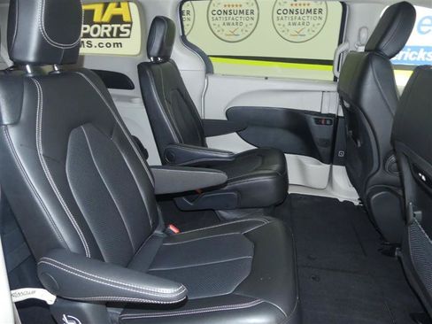 Used 2024 Chrysler Pacifica Touring-L FWD image 24