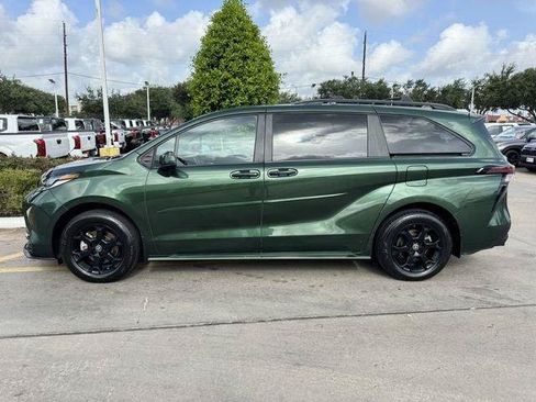 Certified 2025 Toyota Sienna XLE Woodland Edition AWD/4WD image 4