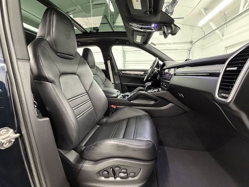Certified 2023 Porsche Cayenne Platinum Edition image 23