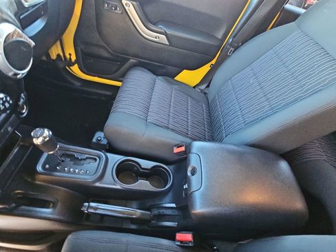 Used 2011 Jeep Wrangler Unlimited Rubicon w/ Connectivity Group image 17