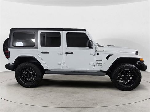 Used 2019 Jeep Wrangler Unlimited Sahara image 6