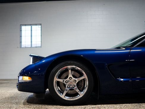 Used 2004 Chevrolet Corvette Coupe w/ Preferred Equipment Group RWD image 11
