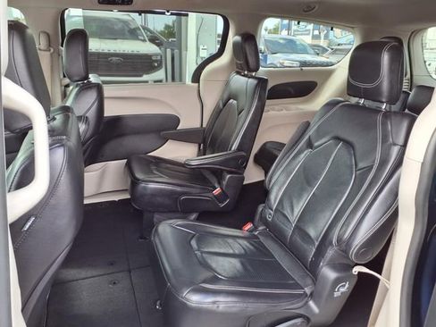 Used 2022 Chrysler Pacifica Touring-L FWD image 18