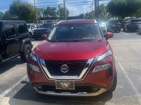 Used 2021 Nissan Rogue Platinum image 2