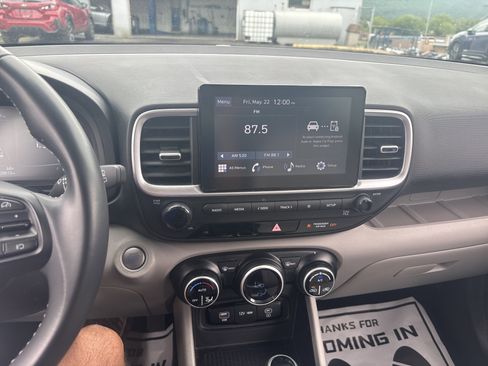 Used 2024 Hyundai Venue SEL FWD image 24