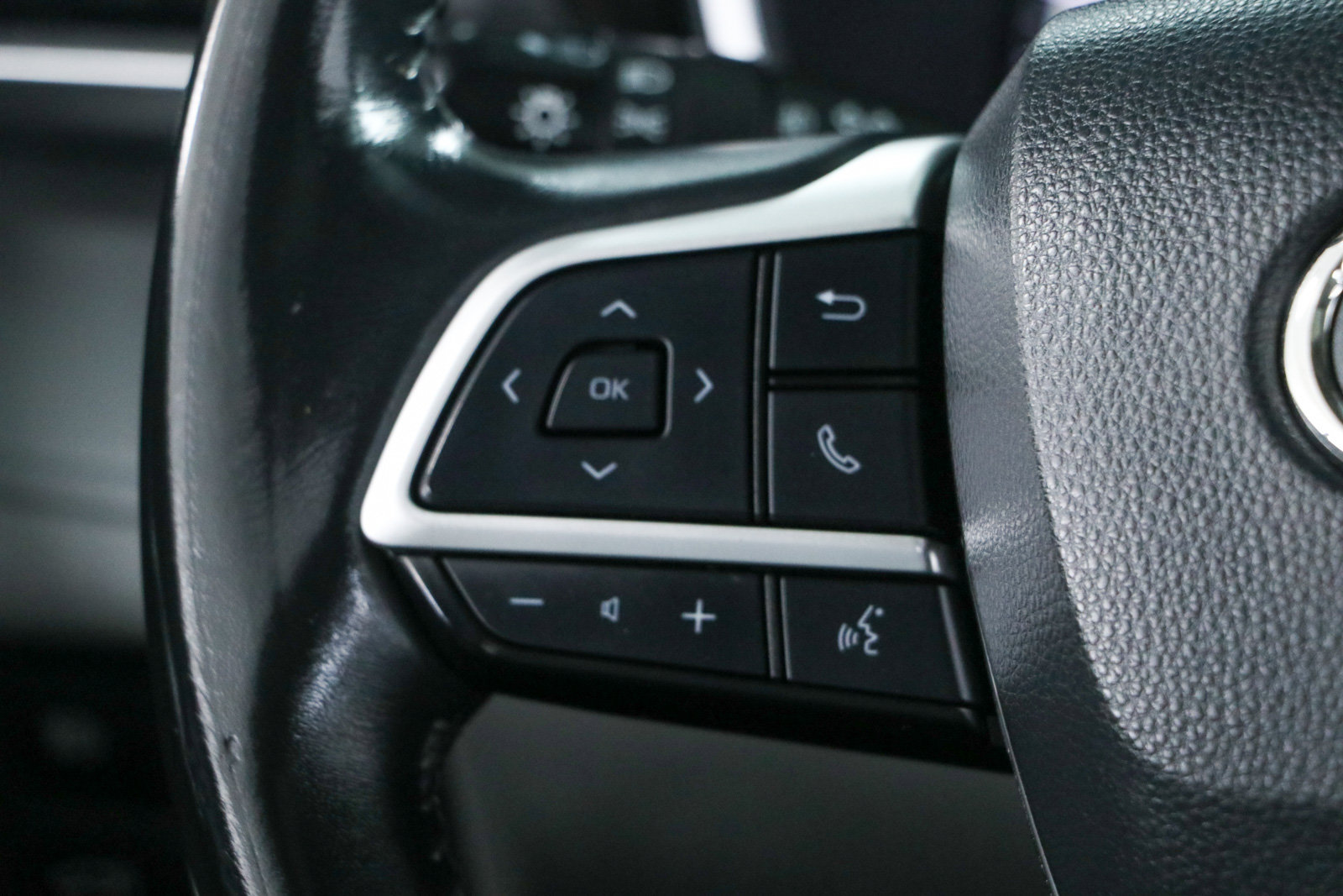 Used 2022 Toyota Highlander XLE FWD image 13
