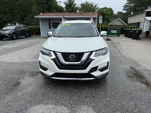 Used 2018 Nissan Rogue SV w/ Premium Package FWD image 2