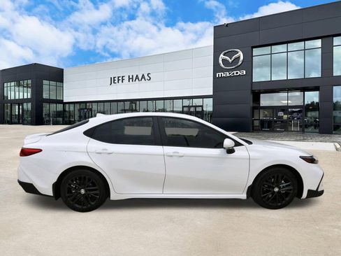 Used 2026 Toyota Camry SE FWD image 5