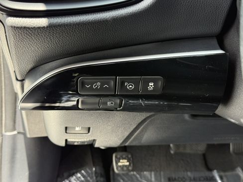 Certified 2022 Toyota Prius LE FWD image 27