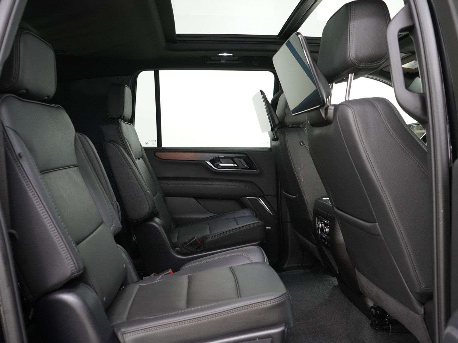 Used 2025 GMC Yukon XL Denali w/ Denali Reserve Package AWD/4WD image 13