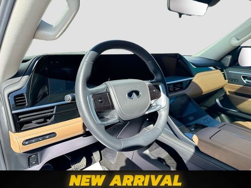Used 2025 INFINITI QX80 Sensory image 8