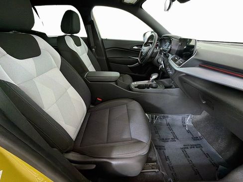 Used 2025 Chevrolet Trax RS FWD image 21