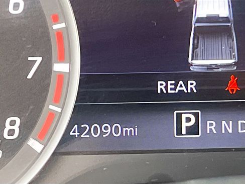 Used 2023 Nissan Titan SV w/ SV Convenience Package image 12