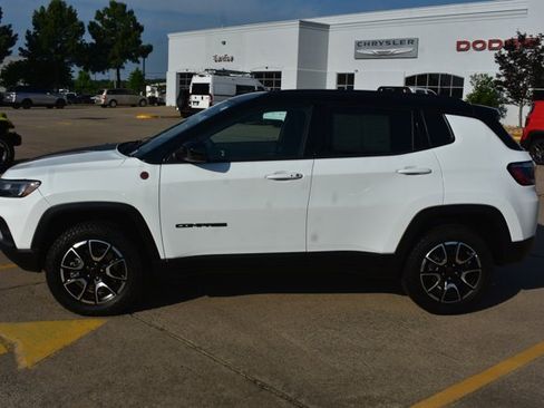 Used 2025 Jeep Compass Trailhawk AWD/4WD image 10