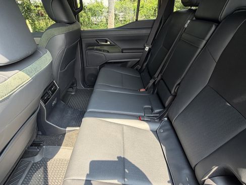 Used 2025 Lexus GX 550 AWD/4WD image 31