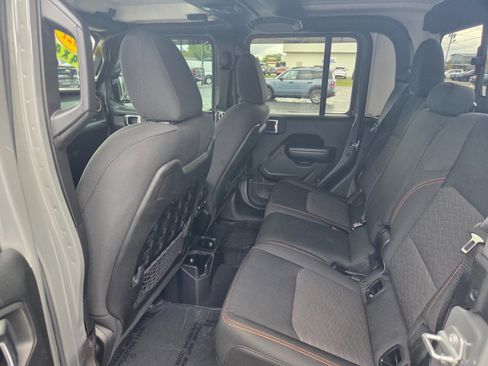 Used 2021 Jeep Gladiator Mojave w/ Cold Weather Group image 10