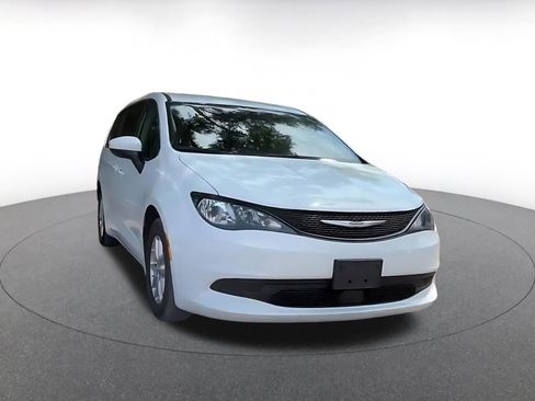 Used 2023 Chrysler Voyager LX FWD image 2