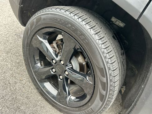 Used 2024 Jeep Grand Cherokee Limited w/ Luxury Tech Group II image 13