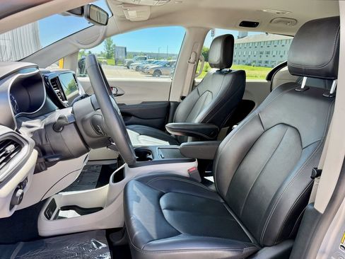 Used 2024 Chrysler Pacifica Touring-L FWD image 11