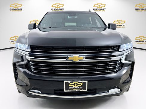 Used 2024 Chevrolet Suburban LT RWD image 2