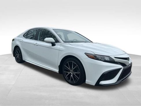Used 2022 Toyota Camry SE w/ Cold Weather Package FWD image 7