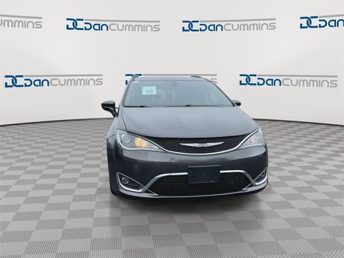 Used 2017 Chrysler Pacifica Touring-L image 3