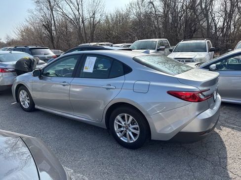 Used 2025 Toyota Camry LE image 3