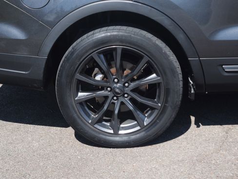 Used 2018 Ford Explorer XLT w/ Equipment Group 202A image 30