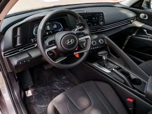 New 2025 Hyundai Elantra SE image 7