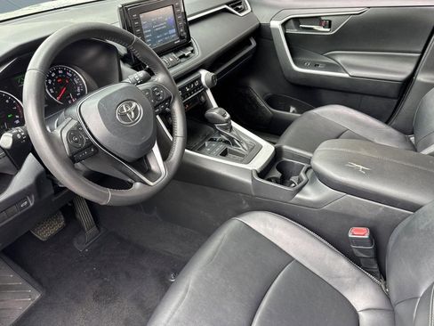 Used 2020 Toyota RAV4 XLE Premium w/ Carpet Mat Package FWD image 4