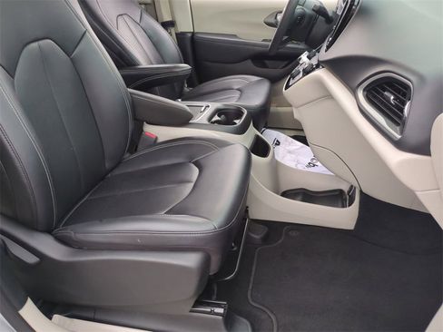 Used 2024 Chrysler Pacifica Touring-L image 27