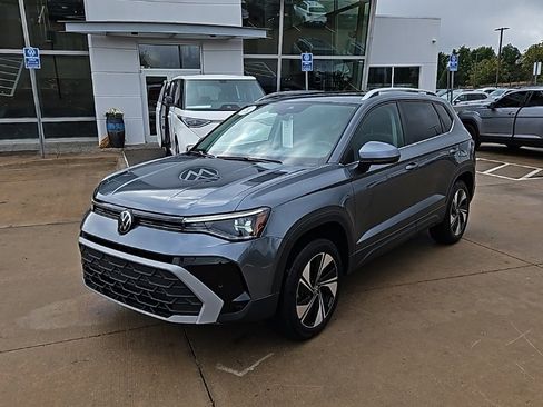 Used 2025 Volkswagen Taos SE image 1
