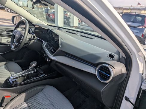 Used 2025 Chevrolet Trax LT w/ LT Convenience Package image 28