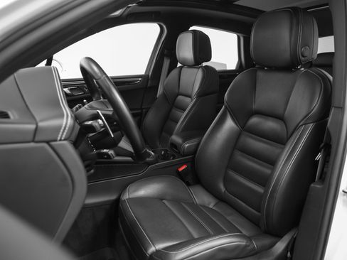 Certified 2023 Porsche Macan image 5