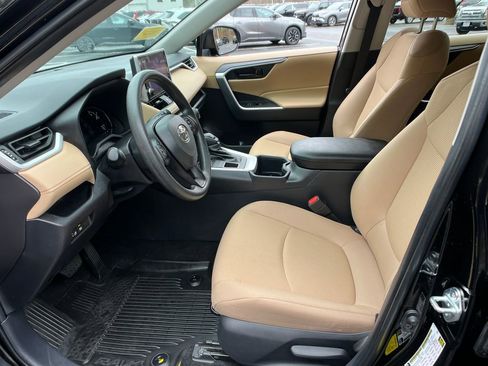 Used 2025 Toyota RAV4 LE image 9
