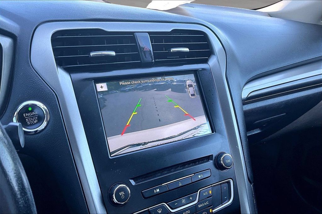 Used 2017 Ford Fusion SE w/ Equipment Group 201A FWD image 21