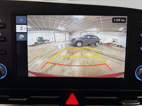 Certified 2025 Hyundai Elantra SE image 32