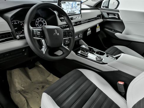 New 2025 Mitsubishi Outlander SE image 13